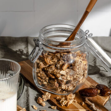 granola alle mandorle e cocco, zuccherata con datteri