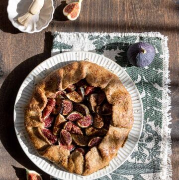 Galette ai fichi con frolla alla nocciola e bordo ripieno di cioccolato fondente